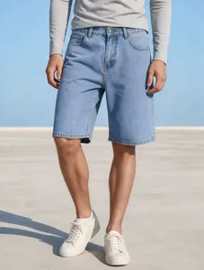 Détail rapproché de short en denim bleu clair décontracté pour homme au style classique.