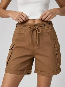 Eleganti pantaloncini cargo marroni da donna con coulisse in vita, tasche multiple e risvolto.