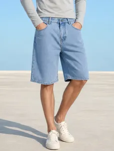 Vue détaillée du short en denim pour homme, coupe ample et décontractée pour l'été.
