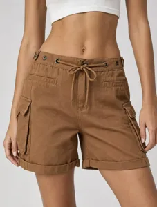 Vista dettagliata di pantaloncini cargo marroni da donna con coulisse e tasche pratiche.