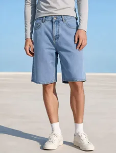 Vue détaillée de short en denim bleu clair pour homme, coupe droite décontractée et poches.