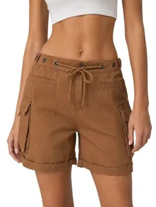 Dettaglio di pantaloncini cargo marroni con vita a coulisse regolabile e tasche laterali.