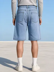 Short en denim ample décontracté pour homme vue détail, style jambe droite bleu clair.