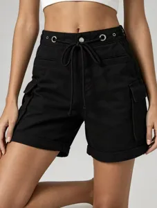 Pantaloncini cargo neri a vita alta con coulisse e tasche laterali funzionali.