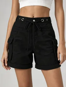 Shorts cargo neri da donna con vita alta, coulisse regolabile e pratiche tasche laterali utili.