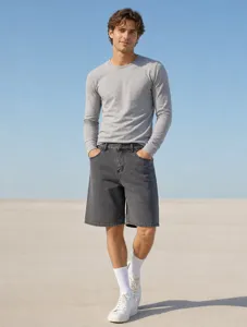 Vue détaillée du short en denim coupe droite décontracté porté par le mannequin.