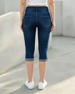 Pantaloni capri in denim elasticizzato da donna blu scuro vestibilità slim jeans corti dettaglio