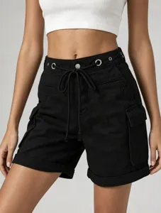 Short cargo nero a vita alta con coulisse regolabile, occhielli in metallo e tasche.