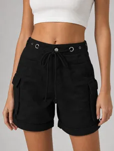 Vista ravvicinata dei pantaloncini cargo neri da donna con coulisse e dettagli di occhielli.