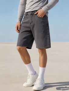 Vue détaillée du short en jean décontracté pour homme, coupe droite ample, gris foncé délavé.