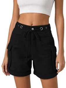 Short cargo nero con coulisse, occhielli in metallo e tasche per un look casual estivo.