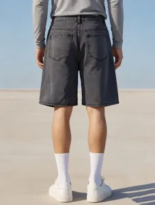 Short en denim décontracté pour homme coupe ample noir délavé, style streetwear confortable.