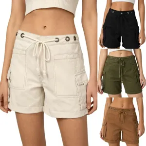 Vista dettagliata di pantaloncini cargo casual da donna con coulisse e tasche.