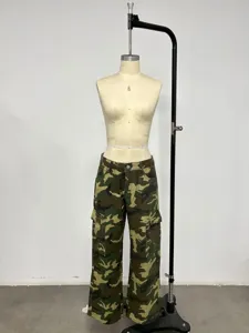 Détail pantalon cargo camouflage, taille haute coupe amples, poches latérales, style urbain.