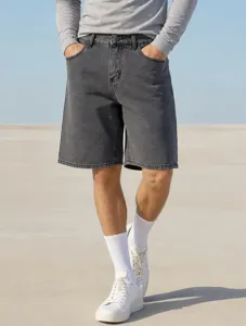 Vue détaillée du short en denim gris foncé pour homme, style décontracté avec baskets blanches.
