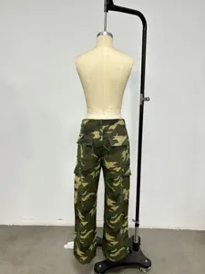 Vue détaillée de pantalon cargo camouflage pour femme avec poches arrière et coupe droite.