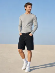 Vue détaillée extérieure de shorts en jean pour hommes décontractés, coupe droite, style.