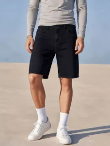 Vue détaillée de short en denim noir pour homme avec une coupe droite classique et style.