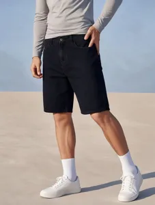 Gros plan détaillé sur le short en denim noir droit pour homme, montrant la matière.