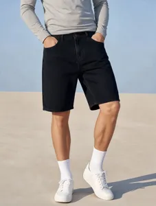 Short en denim noir décontracté pour homme, coupe droite classique pour le quotidien.