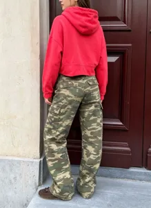 Ensemble sweat à capuche rouge et pantalon cargo camouflage, tenue streetwear pour femmes.