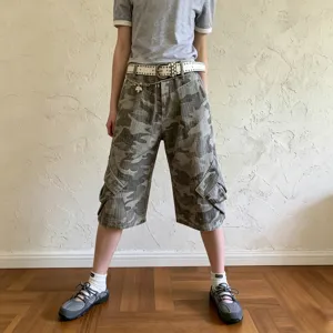 Summer casual loose camo cargo denim capri pants for women, low rise streetwear style.