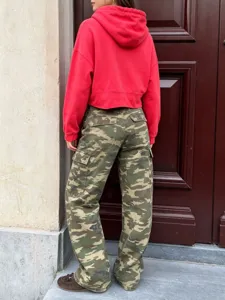 Pantalon cargo camouflage streetwear pour femme avec coupe ample décontractée et poches multiples.