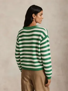 Vue de detail d'un gilet en tricot rayé vert et blanc à col rond, texture douce et confortable.