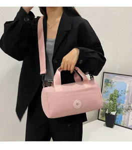 Sac bandoulière en nylon rose, sac polochon décontracté avec poignée et sangle réglable.