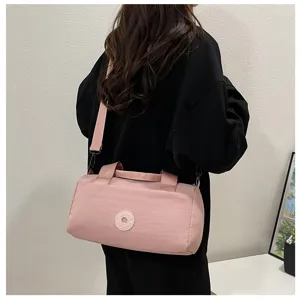 Vue détaillée du sac porté épaule en nylon rose, sac de voyage léger et pratique.