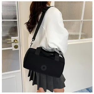 Sac bandoulière noir au design minimaliste, doté d'une sangle réglable pour le quotidien.