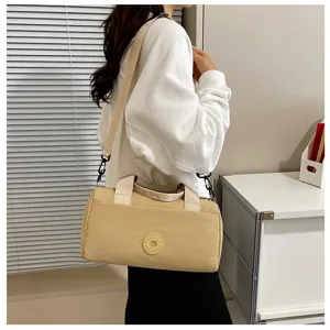 Vue détaillée du sac porté épaule beige décontracté, léger et pratique pour les voyages.