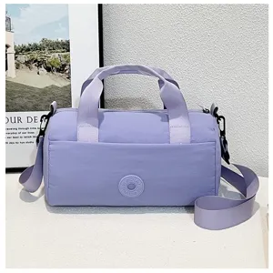 Vue détaillée du sac polochon de voyage en nylon lavande clair avec texture durable.