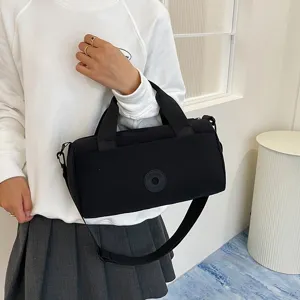 Sac bandoulière minimaliste en nylon noir, sac oreiller décontracté léger et pratique