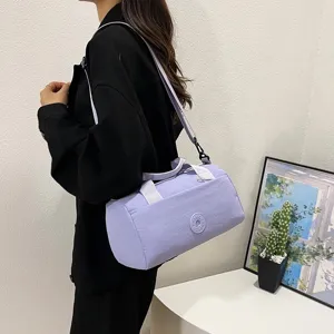 Sac de voyage bandoulière en nylon décontracté, sac violet léger minimaliste pour femme.