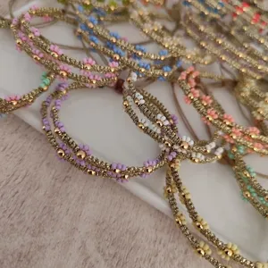 Primo piano dettagliato di bracciali dell'amicizia intrecciati a mano con perline margherita.