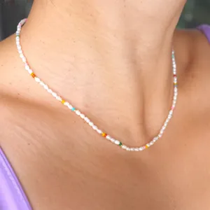 Primo piano dettagliato di collana di perle naturali bohemien con perline colorate.