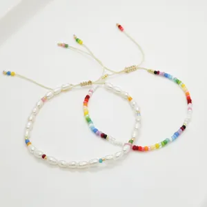 Dettaglio del braccialetto fatto a mano con perle naturali e perline colorate in stile boho.