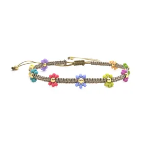 Braccialetto di perline intrecciato a mano bohémien con fiori di margherita colorati.