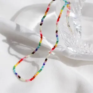 Collana di perline multicolore stile boho dopamina catena fine scatto di dettaglio.