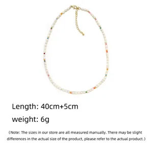 Collana di perle naturali bohemien con perline colorate, stile delicato ed elegante donna.