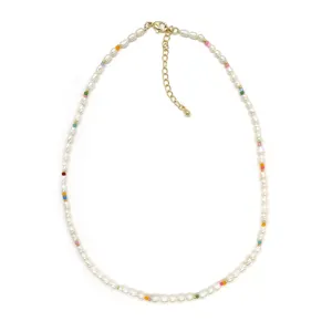 Deliziosa collana di perle naturali bohémien con perline colorate e chiusura dorata.