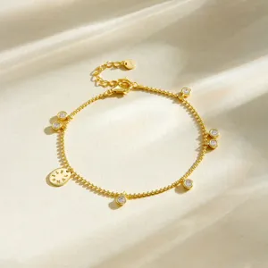 Gros plan détaillé du magnifique bracelet en argent s925 avec zircone et pendentif lettre.