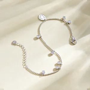 Vue détaillée du bracelet chaîne en argent sterling et zircon avec pendentif rond et fermoir.