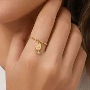 Détail de bague perlé en argent sterling 925 avec charm gravé eternity et zircon scintillant.