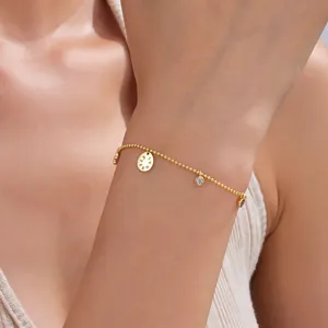 Bracelet de perles en argent sterling 925 plaqué or avec pendentif lettre et zircon.