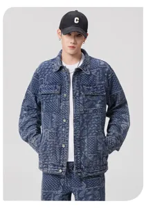 Gros plan sur la veste en denim paisley pour homme avec détails de poches workwear en jacquard.