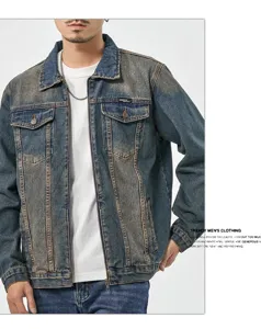 Detailansicht der Vintage Waschung Herren Jeansjacke, mit Brusttaschen und Metallreißverschluss.