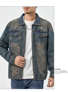 Detailansicht der Herren Vintage Waschung Jeansjacke mit Brusttaschen und Reißverschluss.