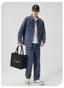 Vue detaillee de la veste en jean paisley elegante pour homme et de son pantalon.